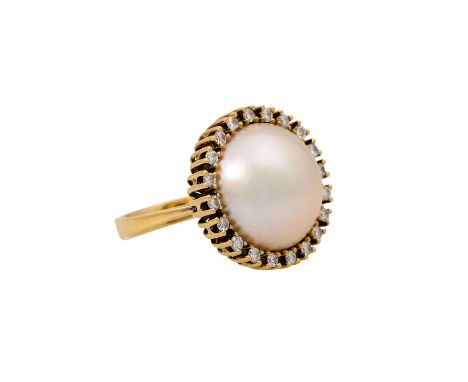 Ring mit Mabé-Perle, umgeben von 20 Brillanten zus. ca. 0,50ct, ca. LGW (I-J) /VSI, GG 14K, 9,3g, RW: 53, Zuchtperle D: 15,6 