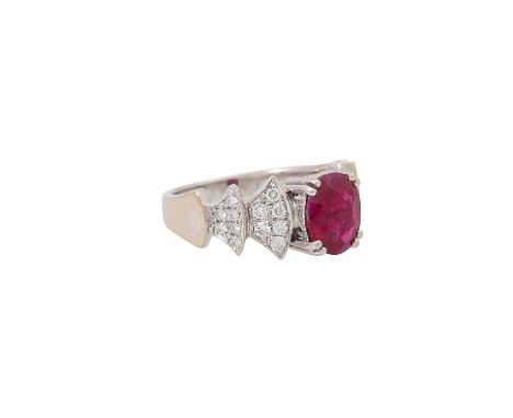 Ring mit Rubin ca. 1,7ct, (behandelt) und 24 Brillanten zus. ca. 0,6ct, ca. WEISS-LGW (H-J) /VS-SI, WG 14K, 6,4g, RW: 54,5, E