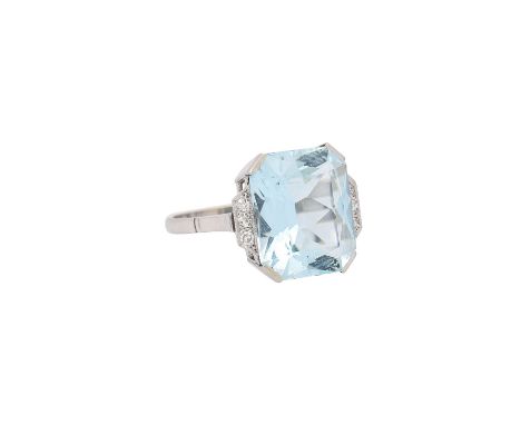 Ring mit Aquamarin und Achtkantdiamanten von zus. 0,1 ct, Aquamarin im Scherenschliff, ca. 10 ct, WG 14K, 5 g, RW: 57, 1950-5