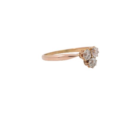 Ring mit 3 Altschliffdiamanten zus. ca. 0,45 ct, ca. GW (K)/SI-P1, RG 14K, 2,3 gr, RW: 56, um 1900, leichte Tragespuren.| Rin