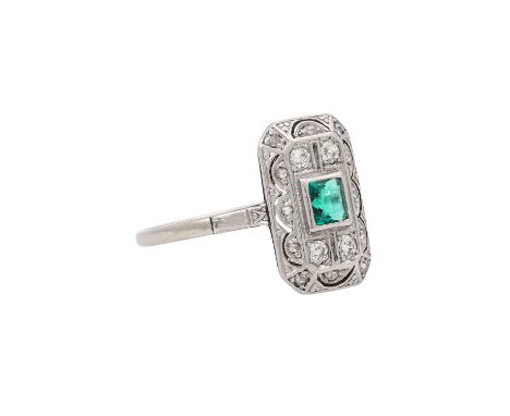 Art Déco Ring mit Smaragd, 4 Altschliffdiamanten und Diamantrosen, WG 18K, 3,5 g, RW: 55, 1. H. 20. Jh., Tragespuren, Smaragd