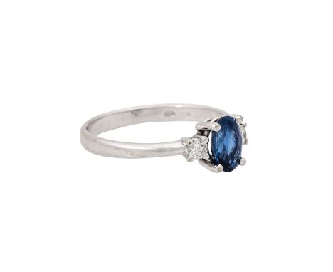 Ring mit ovalem Saphir 0,6 ct und 2 Brillanten zus. ca. 0,1 ct, ca. FW (G)/SI, WG 14K, 1,5 g, RW: 48, 21. Jh., leichte Trages