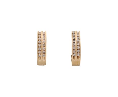 Paar Ohrclips mit 32 Brillanten von zus. 0,32 ct, ca. GET (M-Z)/SI, GG 14K, 5 g, L:. ca. 2 cm, B: ca. 5 mm, Mitte 20. Jh., le