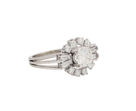 Ring mit Diamanten von zus. ca. 1,8 ct, ca. WEISS-LGW (H-I)/VS-SI, Mittelstein Brillant von ca. 1,04 ct, weitere 8 Brillanten