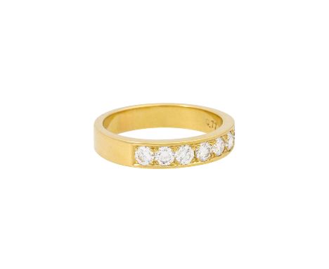 Ring mit 7 Brillanten von zus. ca. 0,77 ct (punziert), ca. WEISS (H)/VS-SI, GG 14K, 5,7 g, RW: 57,5, 20./21. Jh., leichte Tra