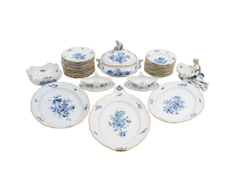 MEISSEN Speiseservice für 12 Personen 'Deutsche Blume', 1. Wahl, 1860-1924, unterglasurblaue Bemalung, Dekor Deutsche Blume i