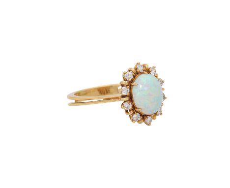 Ring mit Opal entouriert von 10 Brillanten zus. ca. 0,4 ct, gute Farbe und Reinheit, GG 18K, 5,8 g, RW: 60, 2. H. 20. Jh., le