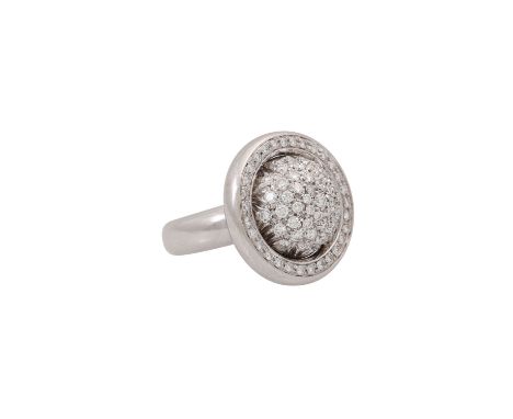 Ring mit 80 Brillanten zus. ca. 1,6ct, von guter Farbe und Reinheit, WG 18K, 9,4g, RW: 52, 21. Jh., leichte Tragespuren. Hand