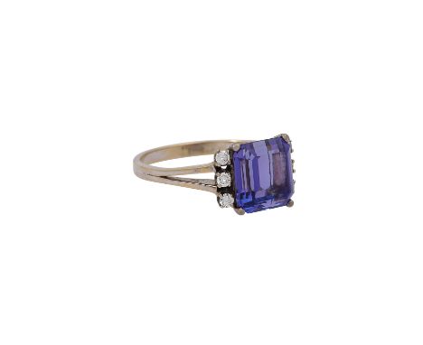 Ring mit Tansanit im Smaragdschliff, ca. 3,5 ct sowie Brillanten von zus. ca. 0,10 ct, gute Farbe und Reinheit, WG 18K, 4,2 g