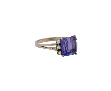 Ring mit Tansanit im Smaragdschliff, ca. 3,5 ct sowie Brillanten von zus. ca. 0,10 ct, gute Farbe und Reinheit, WG 18K, 4,2 g