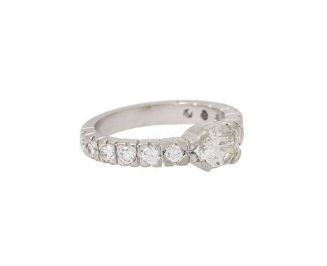 Ring mit zentralem Brillant ca. 1 ct, Ovalschliff, ca. LGW (J)/SI2, weitere Brillanten zus ca. 0,6 ct, gute Farbe u. Reinheit