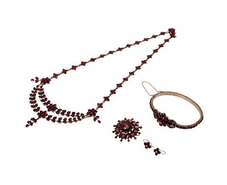 Schönes Konvolut Granatschmuck, 4-teilig, bestehend aus 1 Paar Ohrringen mit Saatperle, GG 14K, 1,2 g, 1 Stern-Rosettenbrosch