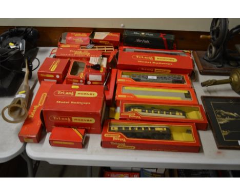 A quantity of Triang, Hornby model railway items 