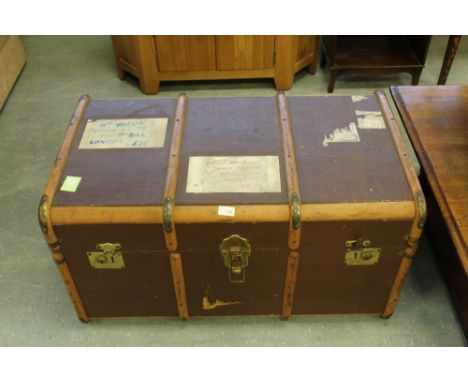 Ribbed travel trunk