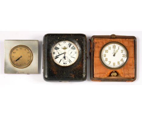 AN ENGINE TURNED SILVER STRUT TIMEPIECE, WITH GILTMETAL DIAL, 8CM H, A CROCODILE HIDE CASED TRAVELLING TIMEPIECE WITH WATCH T