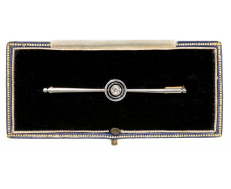 AN ART DECO DIAMOND TARGET BAR BROOCH IN GOLD, DIAMOND APPROX 0.25 CT, UNMARKED, 5G++LIGHT WEAR CONSISTENT WITH AGE