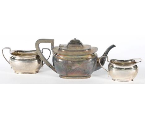 A GEORGE V THREE PIECE SILVER TEA SERVICE, TEAPOT 12.5CM H, SHEFFIELD 1921 AND 1922, 32OZS 10DWTS