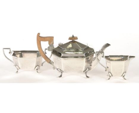 A GEORGE V THREE PIECE SILVER TEA SERVICE, TEAPOT 15CM H, LONDON AND SHEFFIELD, 1935, 30OZS