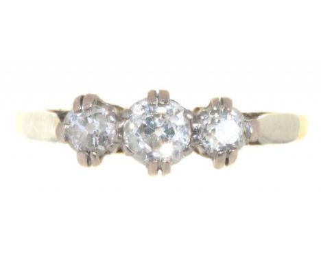 A DIAMOND THREE STONE RING, THE OLD CUT DIAMONDS APPROX 0.65 CT, J, SI1, IN GOLD, MARKED 18CT PLAT, LATE 19TH C, 2.35G, SIZE 