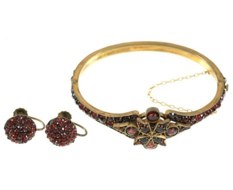 A FACETED GARNET HINGED BANGLE, GILT METAL, AND GARNET SILVER GILT EARRINGS, 23G++GENERAL WEAR CONSISTENT WITH AGE, EARRINGS 