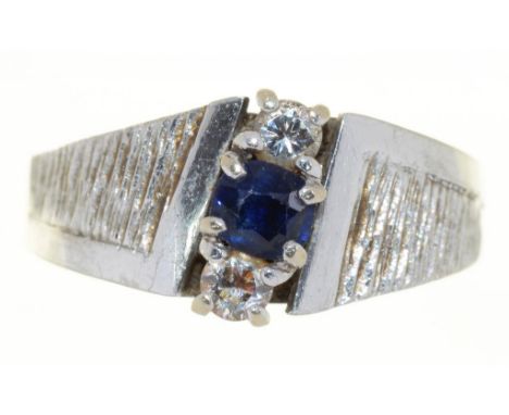 A DIAMOND AND SAPPHIRE RING IN TEXTURED 18CT WHITE GOLD, LONDON 1973, 5.5G, SIZE O++LIGHT SCRATCHES CONSISTENT WITH AGE