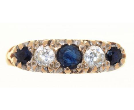 A THREE STONE SAPPHIRE RING IN 9CT GOLD, 2.5G, SIZE L++LIGHT SCRATCHES AND WEAR CONSISTENT WITH AGE