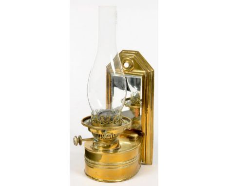 A VICTORIAN STAMPED BRASS MIRROR BACKED WALL OIL LAMP, 28CM H EXCLUDING CHIMNEY 
