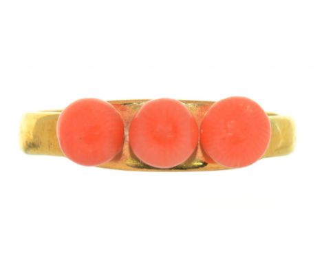 A CORAL BEAD RING IN 22CT GOLD, LONDON, 1917, 2G, SIZE L++LIGHT SCRATCHES AND WEAR CONSISTENT WITH AGE