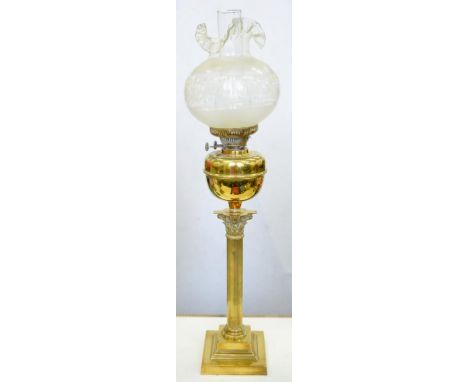 AN EDWARD VII BRASS CORINTHIAN COLUMN OIL LAMP WITH GLOBULAR FOUNT, BURNER AND AN ETCHED GLASS SHADE, 78CM H EXCLUDING CHIMNE