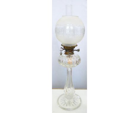 AN EDWARD VII CUT GLASS OIL LAMP WITH BALUSTER PILLAR AND SUBSTANTIAL STAR CUT FOOT, BRASS BURNER, GLOBULAR ETCHED GLASS SHAD