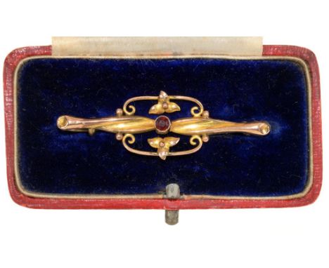 A GARNET BAR BROOCH WITH WIREWORK SCROLLS AND FLORAL MOTIFS, IN GOLD MARKED 9CT, 1.5G, CASED++GOOD CONDITION, LIGHT SCRATCHES