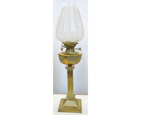 AN EDWARD VII REEDED BRASS COLUMNAR OIL LAMP, WITH MATCHING FOUNT AND BURNER, LOBED AND TAPERED ETCHED GLASS SHADE, 70CM H EX