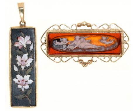 A PIETRE DURE PENDANT IN 9CT GOLD, AND A GOLD BROOCH, UNMARKED, 14G++LIGHT WEAR CONSISTENT WITH AGE