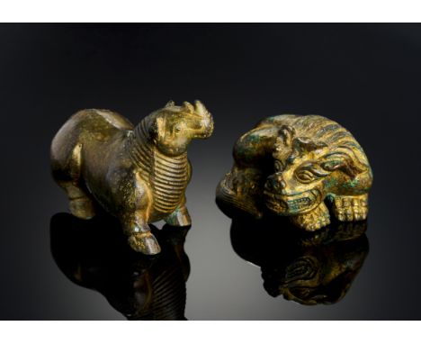 A TWO CHINESE GILT BRONZE FIGURES, POSSIBLY HAN DYNASTY OR LATER  L: 9.5cm, L: 7cm