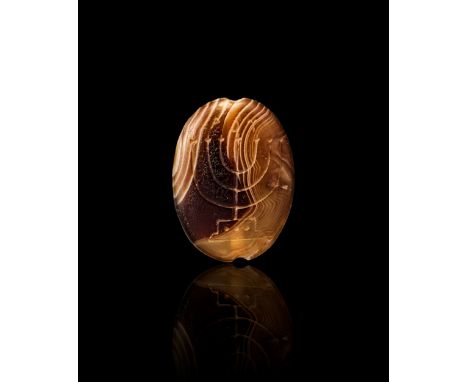AN INSCRIBED BANDED AGATE SARDONYX AGATE WITH MENORAH, PERSIAN PERIOD, 400 - 300 B.C L: 3cm 