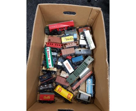 QUANTITY OF MODEL TRAIN WAGONS 