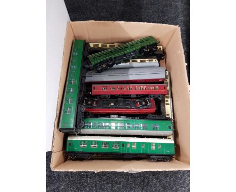 BOX LOT OF MODEL TRAIN CARRIAGES 