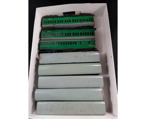QUANTITY OF MODEL TRAIN CARRIAGES 