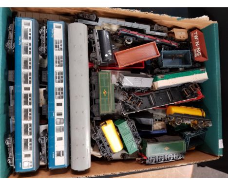 BOX LOT OF MODEL TRAIN CARRIAGES, WAGONS ETC 