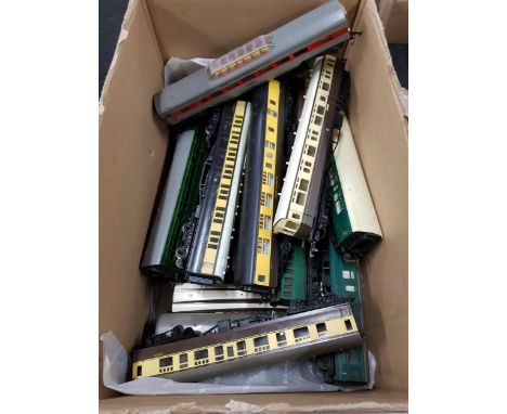 BOX LOT OF MODEL TRAIN CARRIAGES 
