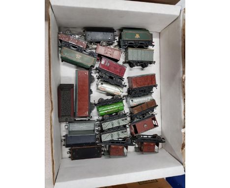 QUANTITY OF MODEL TRAIN WAGONS 