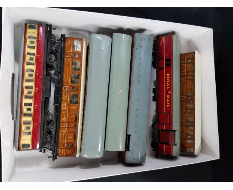QUANTITY OF MODEL TRAIN CARRIAGES 