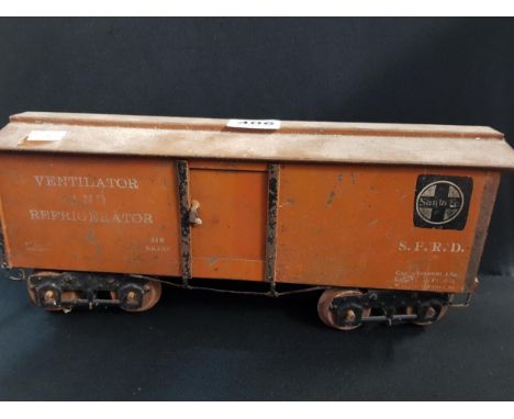 VINTAGE LIONEL LINES VENTILATED AND REFRIGERATOR MODEL TRAIN CAR 