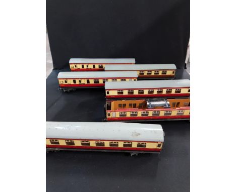 QUANTITY OF MODEL TRAIN CARRIAGES 