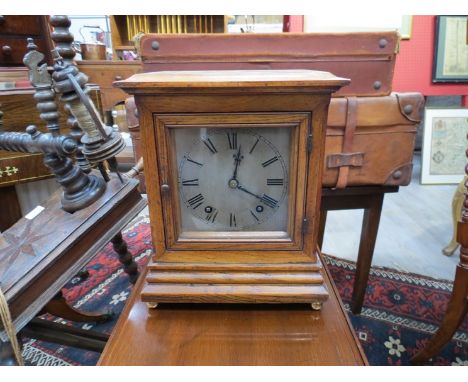An Edwardian silvered face mantel clock with honey oak case, 26.5cm tall 