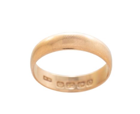 A 18ct yellow gold wedding band, ring size O, 3.2g.