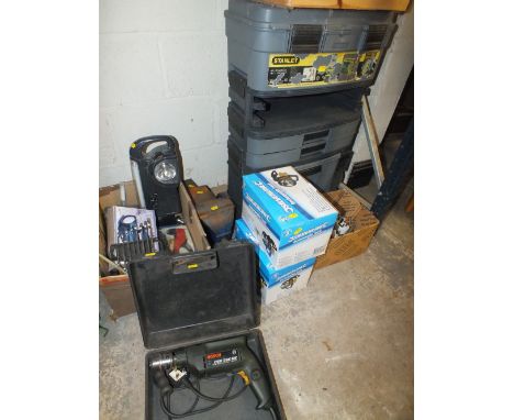 A STACKING TOOL TROLLEY TOGETHER WITH A QUANTITY OF TOOLS, RECHARGEABLE TORCHES, LARGE VICE ETC