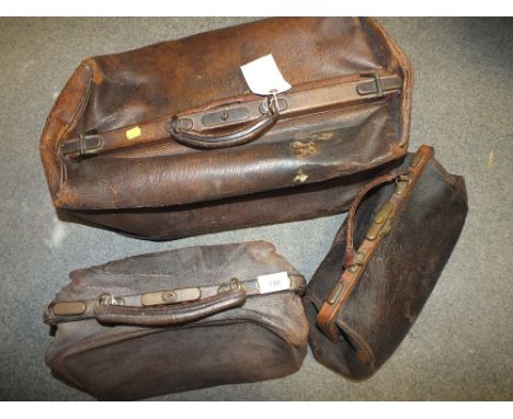 A LARGE VINTAGE GLADSTONE BAG TOGETHER WITH TWO SMALLER EXAMPLES A/F 