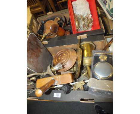 TWO TRAYS OF ASSORTED VINTAGE METALWARE TO INC A MEAT JACK, BRASS CRUMB TRAY ETC