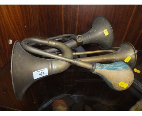 THREE VINTAGE HORNS TO INCLUDE A BLOW HORN 